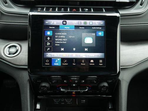 Diamond Black Crystal Pearlcoat 2022 Jeep Grand Cherokee Overland