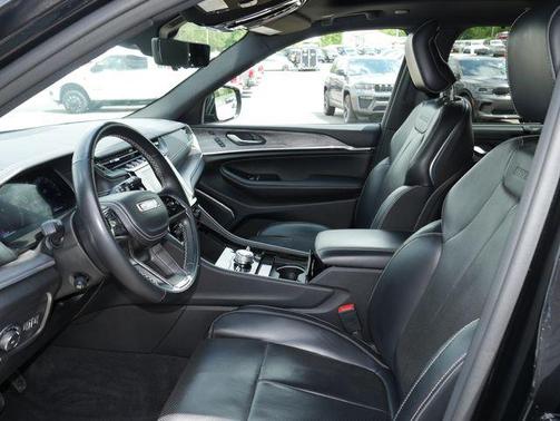 Diamond Black Crystal Pearlcoat 2022 Jeep Grand Cherokee Overland