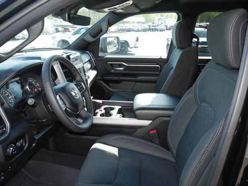 Diamond Black Crystal Pearlcoat 2025 RAM 1500 Big Horn/Lone Star