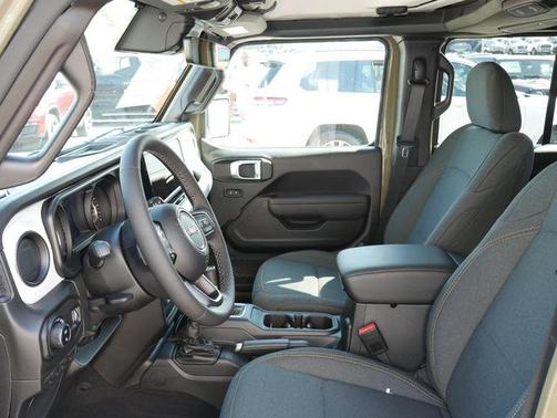 41 2025 Jeep Gladiator Sport S