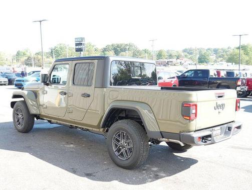 41 2025 Jeep Gladiator Sport S
