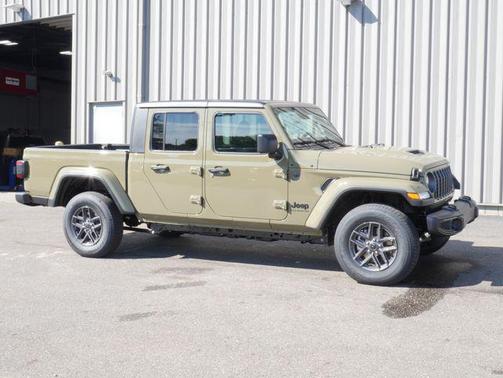 41 2025 Jeep Gladiator Sport S