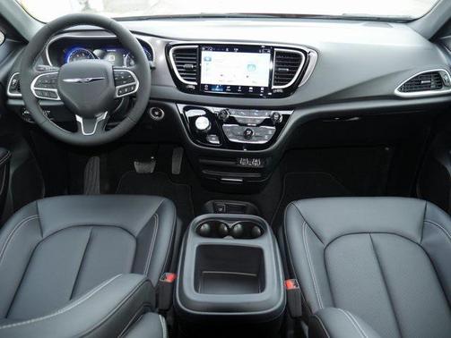 2025 Chrysler Voyager LX