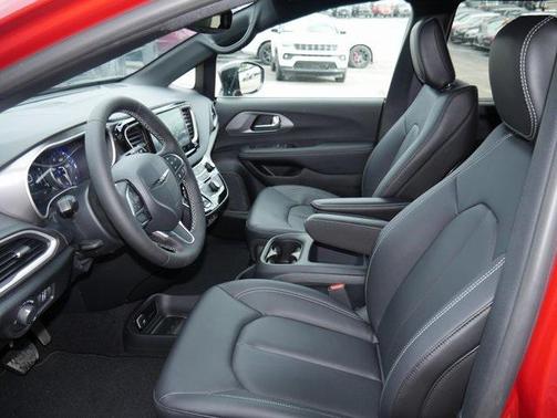 2025 Chrysler Voyager LX
