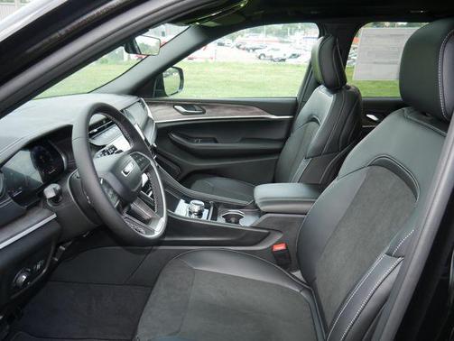 High Gloss Black 2027 Jeep Grand Cherokee Altitude