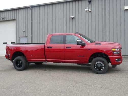 Molten Red Pearlcoat 2026 RAM 3500 Big Horn Crew Cab 4x4 8' Box
