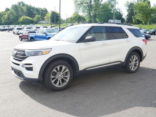 Star White Metallic Tri-Coat 2022 Ford Explorer XLT