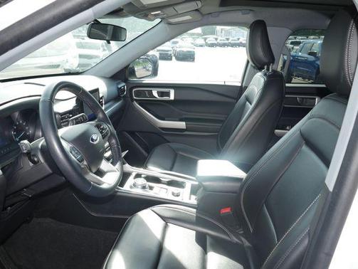 Star White Metallic Tri-Coat 2022 Ford Explorer XLT