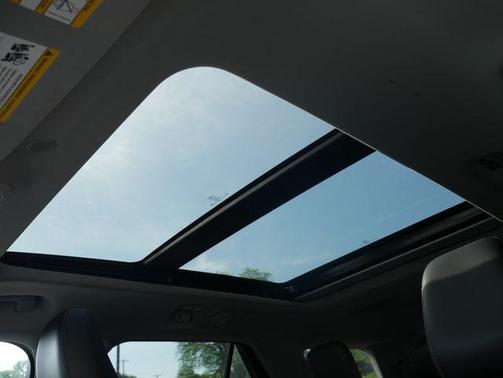 Star White Metallic Tri-Coat 2022 Ford Explorer XLT