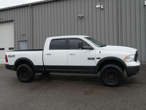 Bright White Clearcoat 2017 RAM 1500 SLT