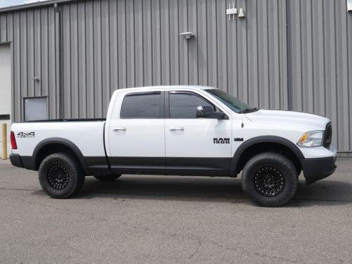 Bright White Clearcoat 2017 RAM 1500 SLT