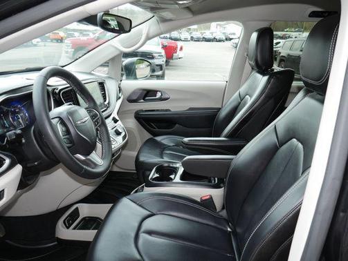 Brilliant Black Crystal Pearlcoat 2023 Chrysler Pacifica Touring L