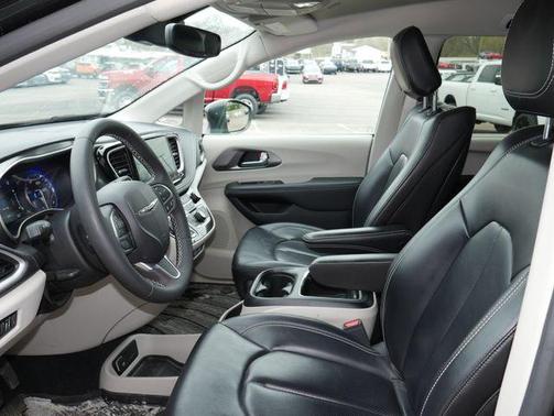 Brilliant Black Crystal Pearlcoat 2023 Chrysler Pacifica Touring L