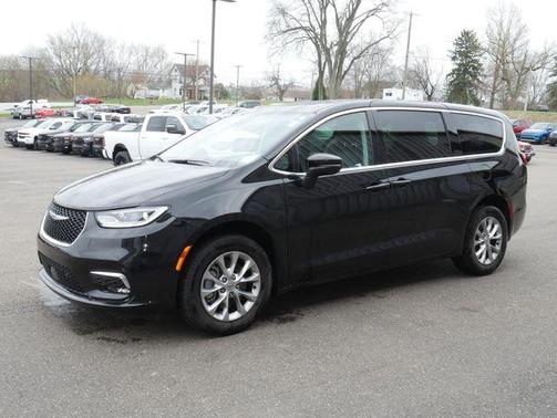 Brilliant Black Crystal Pearlcoat 2023 Chrysler Pacifica Touring L