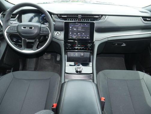 Diamond Black Crystal Pearlcoat 2025 Jeep Grand Cherokee Laredo