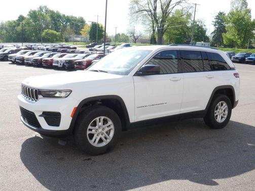 Bright White Clearcoat 2023 Jeep Grand Cherokee Laredo