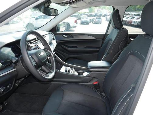 Bright White Clearcoat 2023 Jeep Grand Cherokee Laredo