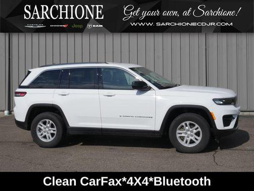 Bright White Clearcoat 2023 Jeep Grand Cherokee Laredo