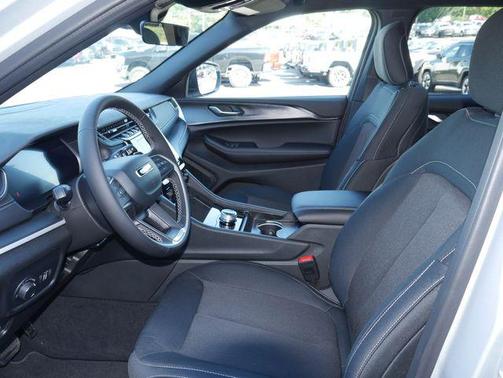 Silver Zynith 2025 Jeep Grand Cherokee Laredo