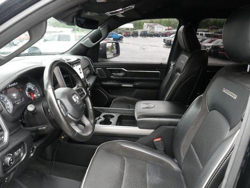 Diamond Black Crystal Pearlcoat 2022 RAM 1500 Laramie