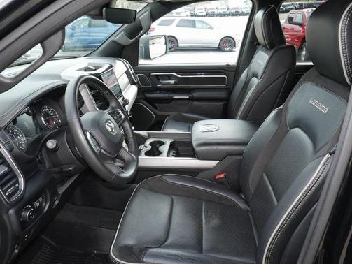 Diamond Black Crystal Pearlcoat 2022 RAM 1500 Laramie
