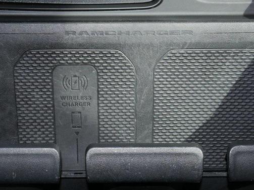 Diamond Black Crystal Pearlcoat 2022 RAM 1500 Laramie