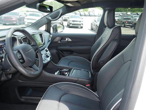 Pw7 2027 Chrysler Pacifica Limited