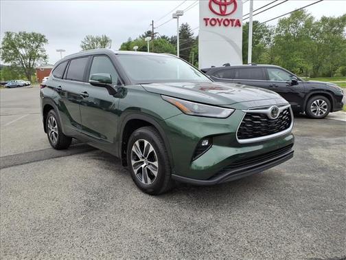 Green 2025 Toyota Highlander XLE