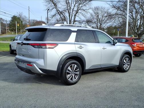 2022 Nissan Pathfinder SL