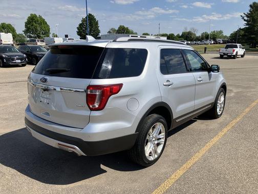 Magnetic Metallic 2017 Ford Explorer XLT