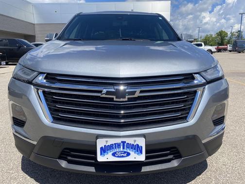 Sterling Gray Metallic 2023 Chevrolet Traverse LT Leather