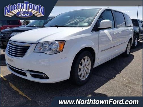 Photo 1 of 5 of 2016 Chrysler Town & Country Touring