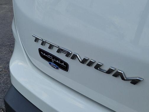 Star White Metallic Tri-Coat 2022 Ford Edge Titanium
