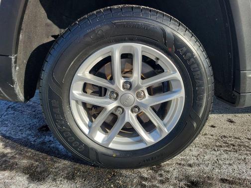 Silver Zynith 2022 Jeep Grand Cherokee LAREDO