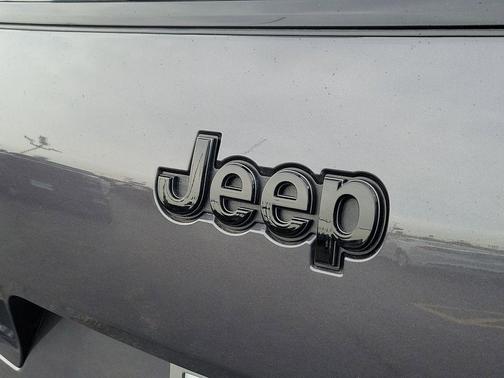 Metallic 2025 Jeep Grand Cherokee LAREDO