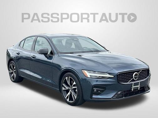 2024 Volvo S60 B5 Plus Dark Theme