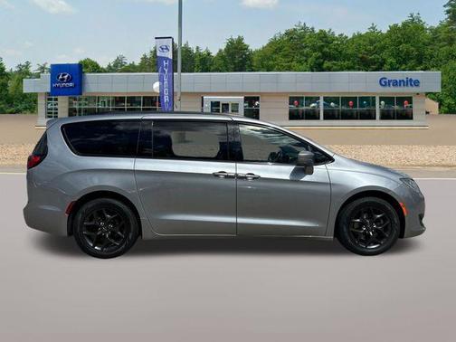 Billet Silver Metallic Clearcoat 2019 Chrysler Pacifica Touring-L Plus