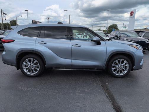 Moon Dust 2023 Toyota Highlander Hybrid Limited