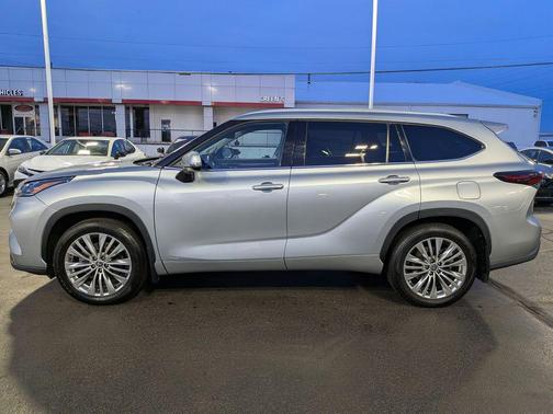 2024 Toyota Highlander Hybrid Platinum