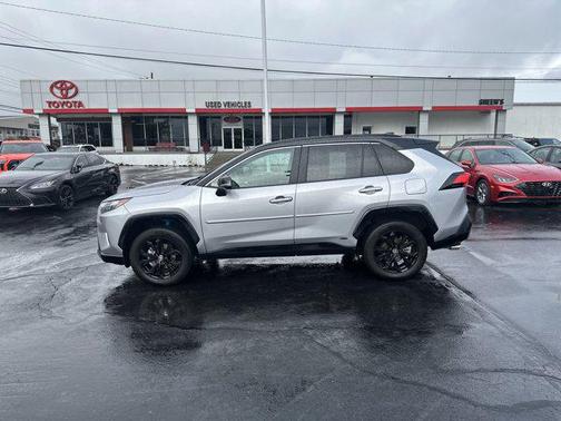 2022 Toyota RAV4 Hybrid SE