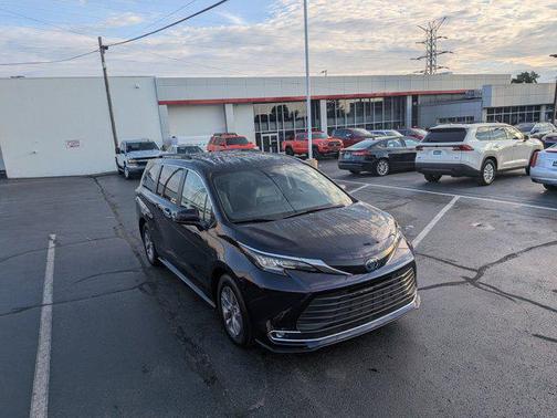 2022 Toyota Sienna XLE 8 Passenger