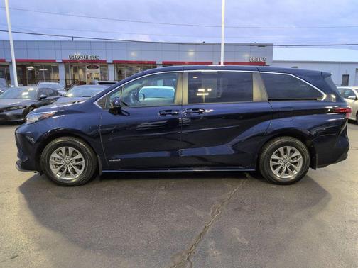 2021 Toyota Sienna LE