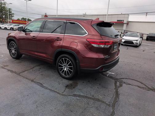 Salsa Red Pearl 2017 Toyota Highlander SE