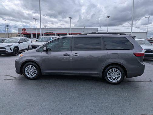 2017 Toyota Sienna XLE