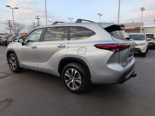 Celestial Silver Metallic 2023 Toyota Highlander Hybrid XLE