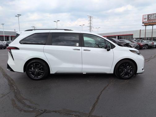 2025 Toyota Sienna XSE 7 Passenger