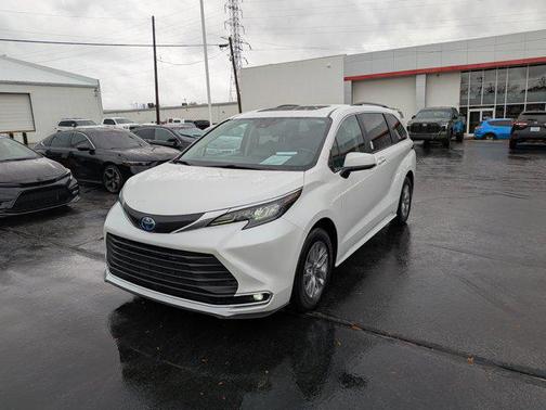 2024 Toyota Sienna XLE