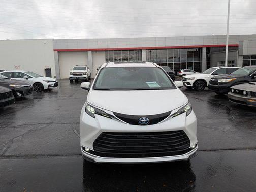 2024 Toyota Sienna XLE