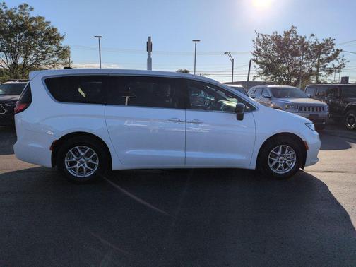 Bright White Clearcoat 2025 Chrysler Pacifica L