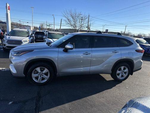 Celestial Silver Metallic 2022 Toyota Highlander L